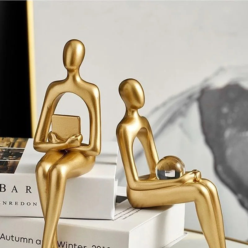 Figura Decorativa Dorada – Escultura Minimalista para Repisa