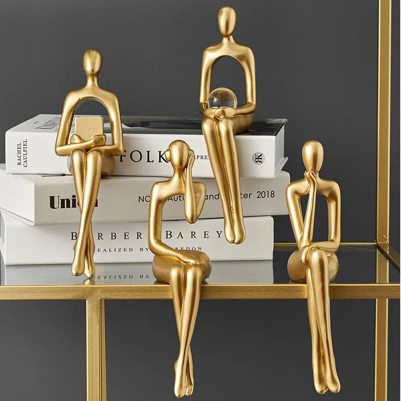 Figura Decorativa Dorada – Escultura Minimalista para Repisa
